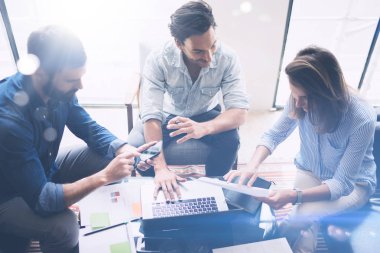 Yeni iş için araştırma yapma ortakları