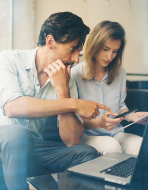 Çalışan genç iş adamları