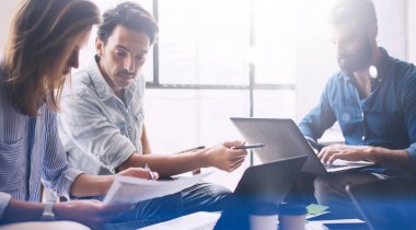 Üç genç arkadaşları grup