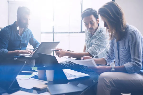 Partner, die Forschung für neue Geschäfte betreiben — Stockfoto