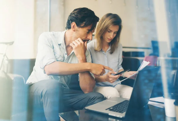 Junge Geschäftsleute arbeiten — Stockfoto