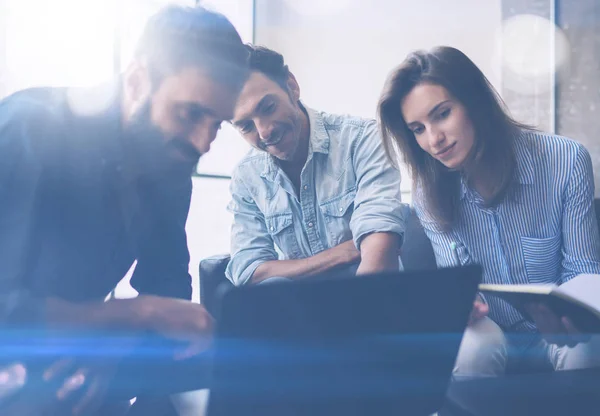 Coworking-Prozess im sonnigen Büro — Stockfoto