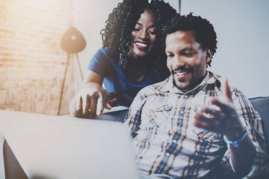 Laptop kullanan mutlu çift