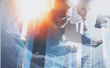 dizüstü bilgisayar ve gökdelenler çalışma iş adamları