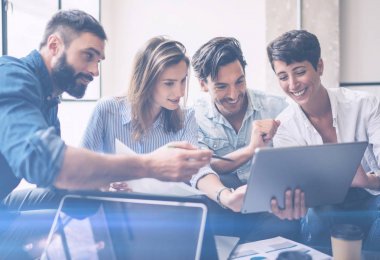 gençlerin fikirleri Office tartışıyor 