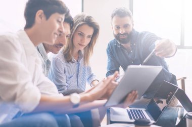 gençlerin fikirleri Office tartışıyor 