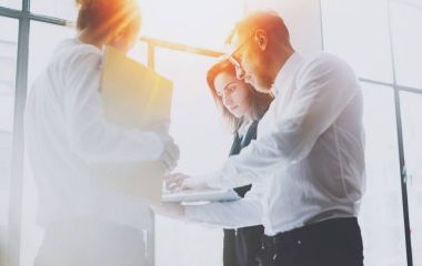 iş adamları başlangıç projesi ile çalışma