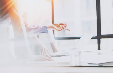 iş adamları laptop ile çalışma 