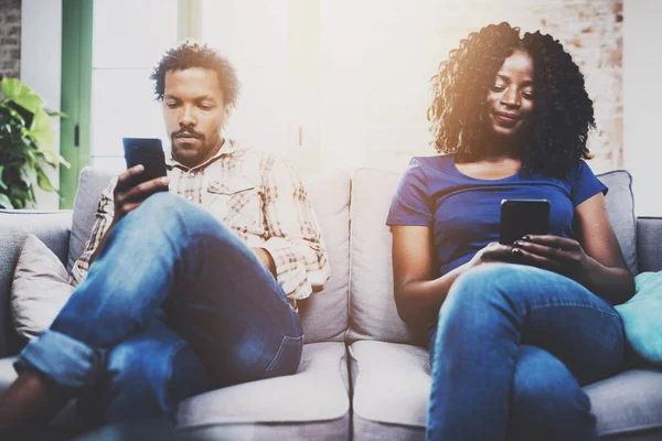 Νεαρό ζευγάρι χρησιμοποιώντας τα smartphones — Φωτογραφία Αρχείου