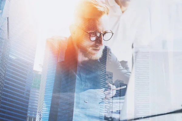 Mensen uit het bedrijfsleven werken met laptop en wolkenkrabbers — Stockfoto