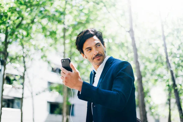 Joven hombre de negocios usando smartphone — Foto de Stock