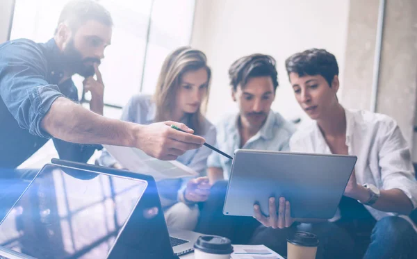 Jóvenes que trabajan con dispositivos modernos — Foto de Stock