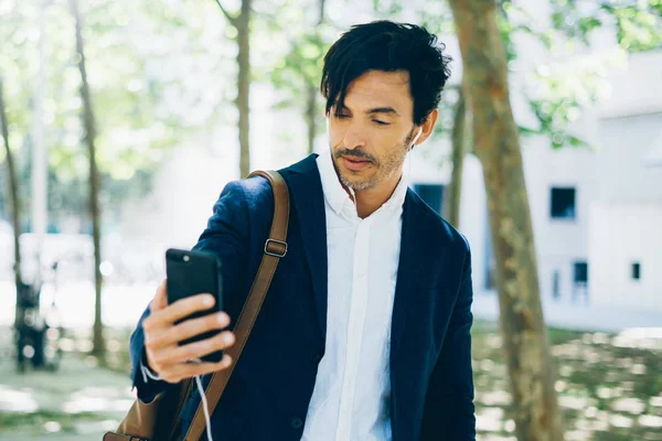Joven hombre de negocios usando smartphone — Foto de Stock