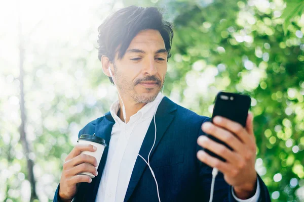 Jungunternehmer nutzt Smartphone — Stockfoto