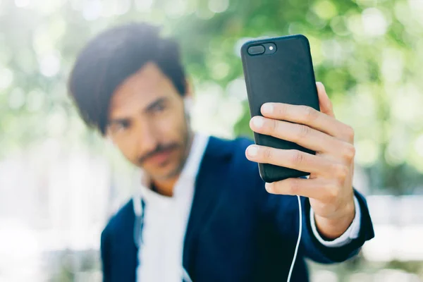 Joven hombre de negocios usando smartphone — Foto de Stock