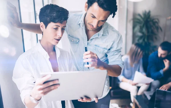 Jonge mensen bespreken van ideeën in kantoor — Stockfoto