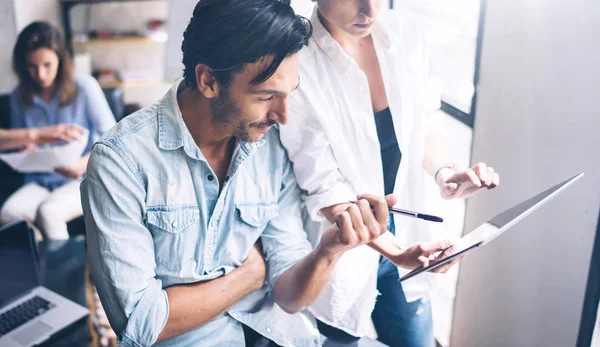 Les gens d'affaires travaillant dans le bureau — Photo