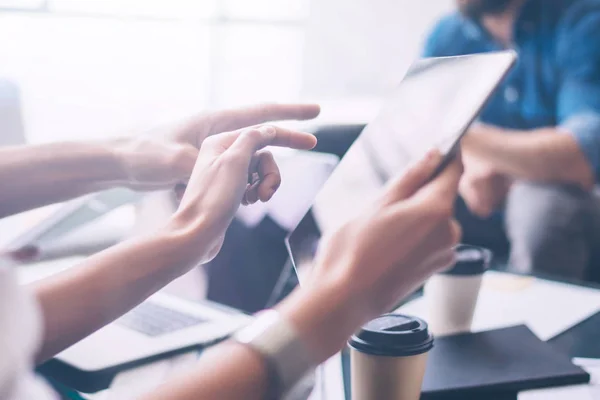 Junge Leute, die mit modernen Geräten arbeiten — Stockfoto