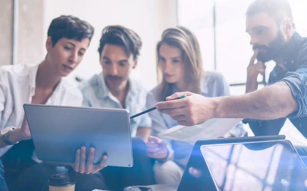 Jonge mensen bespreken van ideeën in kantoor — Stockfoto