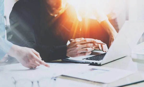 Jonge mensen met behulp van computer op kantoor — Stockfoto