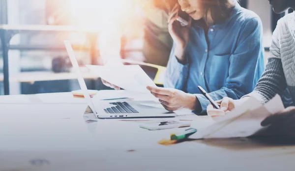 Jóvenes que trabajan con dispositivos modernos — Foto de Stock