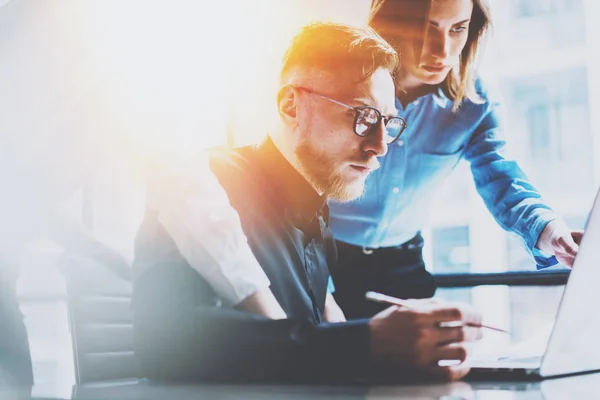 Giovani che lavorano con il computer portatile — Foto Stock