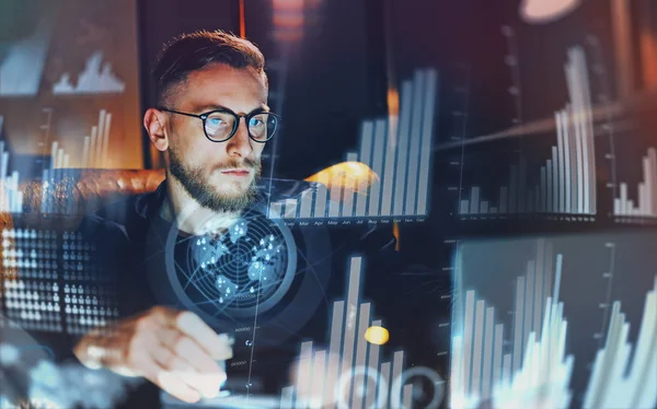 Jonge man met behulp van moderne laptop — Stockfoto