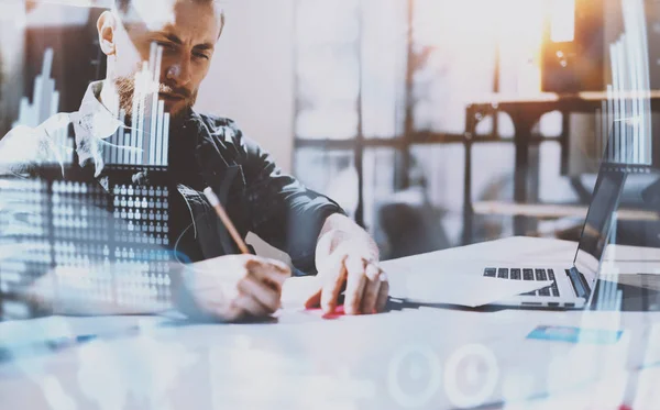 Ung man använder modern laptop — Stockfoto