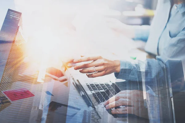 Business people with laptop and skyscrapers — Stock Photo, Image