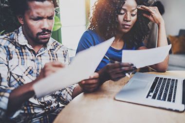 genç bir çift faturaları kontrol  