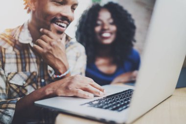 Mutlu Afrikalı çift dinlenme 