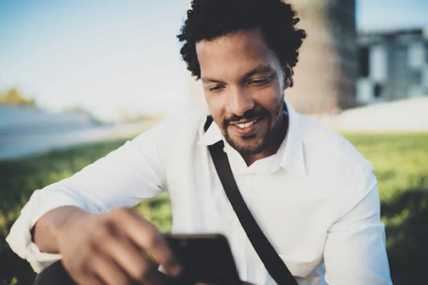 Hombre africano enviando mensaje de texto —  Fotos de Stock