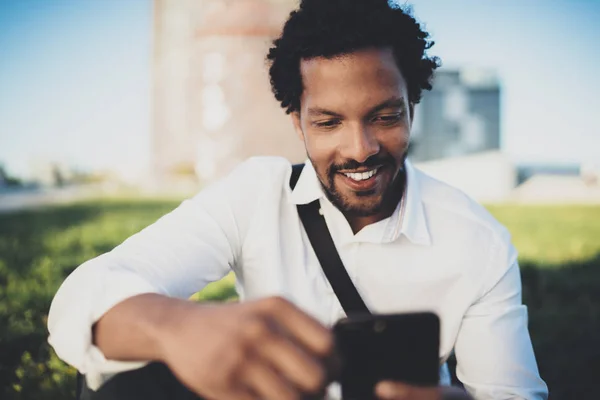 Hombre africano enviando mensaje de texto — Foto de Stock
