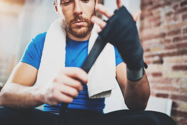 Atleta amarrando bandagens de boxe — Fotografia de Stock