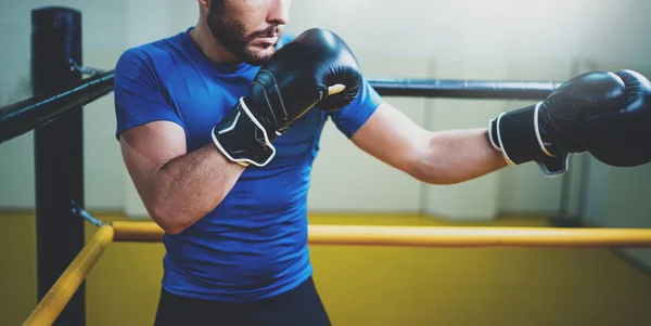 Homem treino de boxe no ringue — Fotografia de Stock