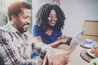 Çift birlikte kahvaltı yapıyor.