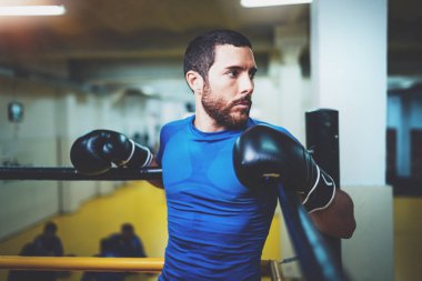 Adam Boks ringi üzerinde rahatlatıcı 