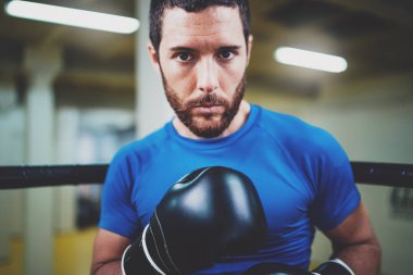 Genç boksörü halkası üzerinde