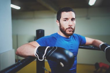 Genç boksörü halkası üzerinde