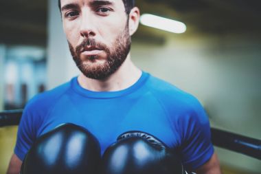 Genç boksörü halkası üzerinde