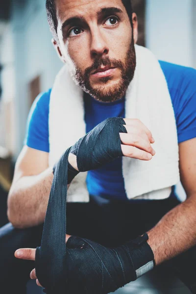 Atlet uygulamakla boks bandaj