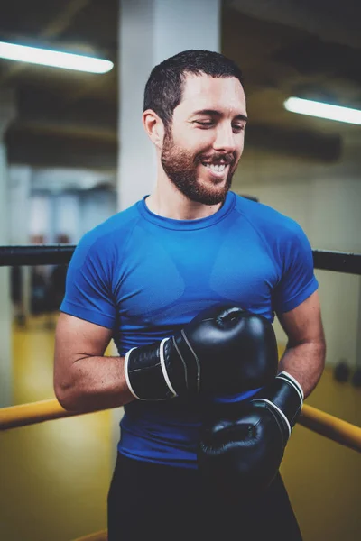 Jovem homem de boxe no ringue — Fotografia de Stock