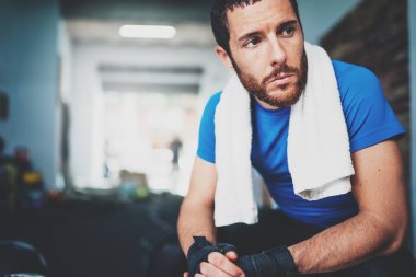 Atlet uygulamakla boks bandaj