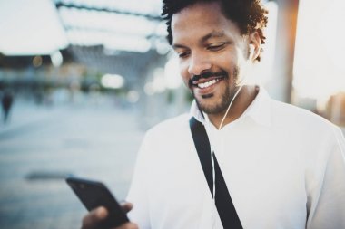 Adam city adlı yürüyüş kulaklık 