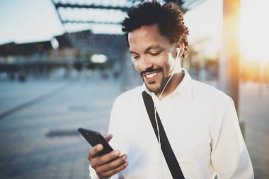 Adam city adlı yürüyüş kulaklık 