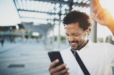 Adam city adlı yürüyüş kulaklık 