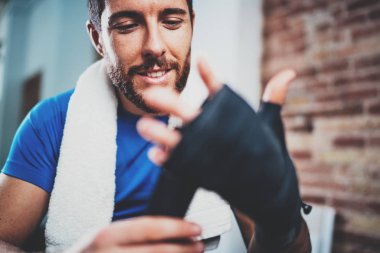 Atlet uygulamakla boks bandaj