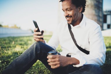 Akıllı telefon kullanan adam gülümseyen 