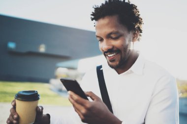 Akıllı telefon kullanan adam gülümseyen 