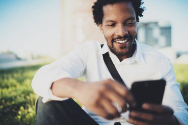 Afrika adam akıllı telefon kullanma 